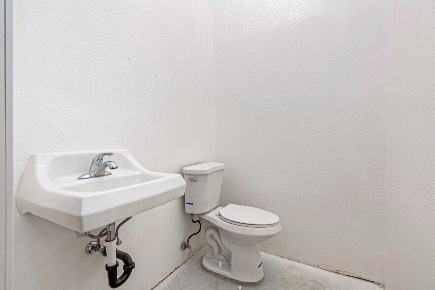 More Photos Of 5557 Cahuenga Blvd, North Hollywood Storefront For Lease