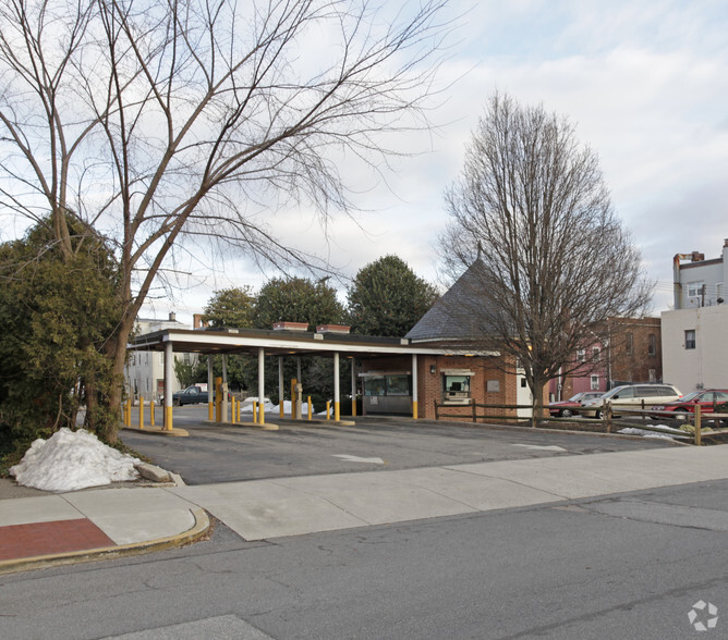 Primary Photo Of 137 S Bradford St, Dover Bank For Lease