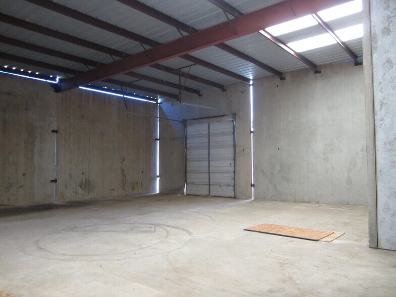 More Photos Of 10141 TX Loop 106, Adkins Showroom For Sale