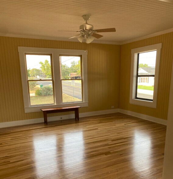 More Photos Of 1600 S Ford St, Llano Storefront Retail Office For Sale