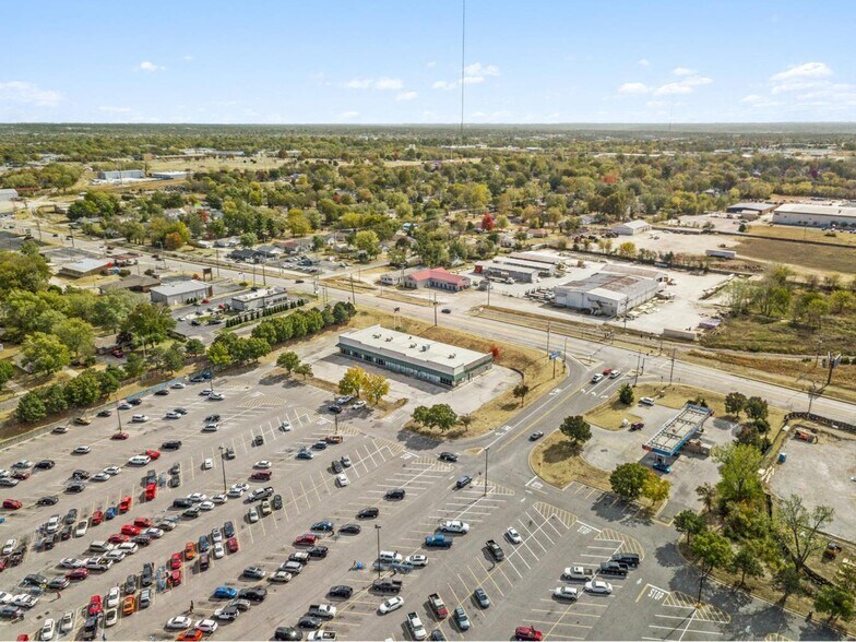 More Photos Of 2405 W 7th St, Joplin Storefront Retail Office For Lease