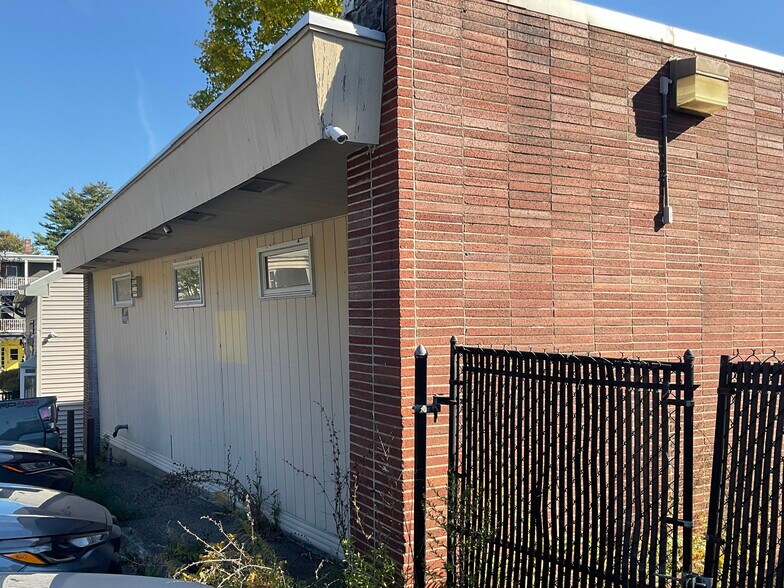 More Photos Of 82 Railroad St, Great Barrington Flex For Sale