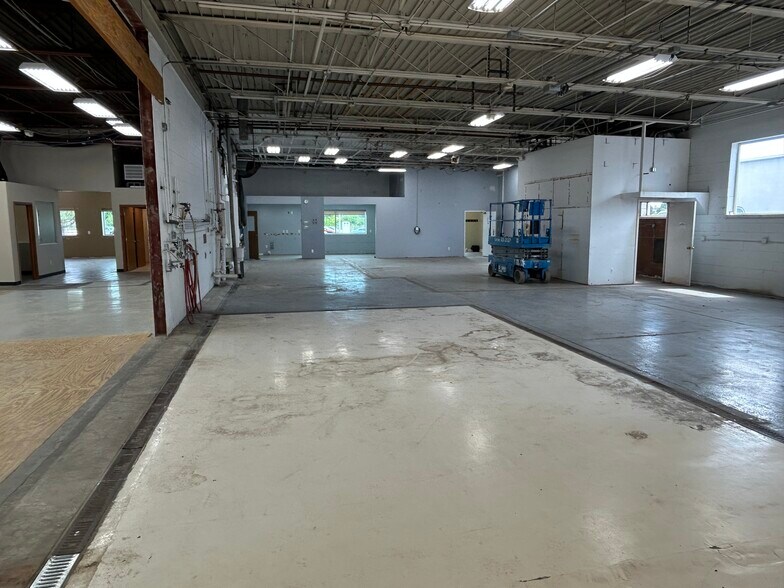 More Photos Of 26051 Dequindre Rd, Madison Heights Warehouse For Sale