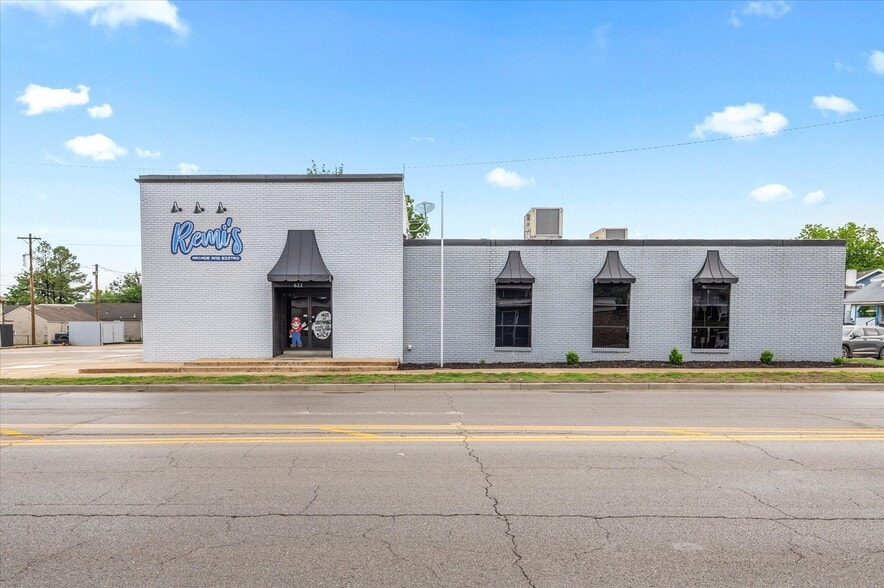 More Photos Of 622 SE Frank Phillips Blvd, Bartlesville General Retail For Sale