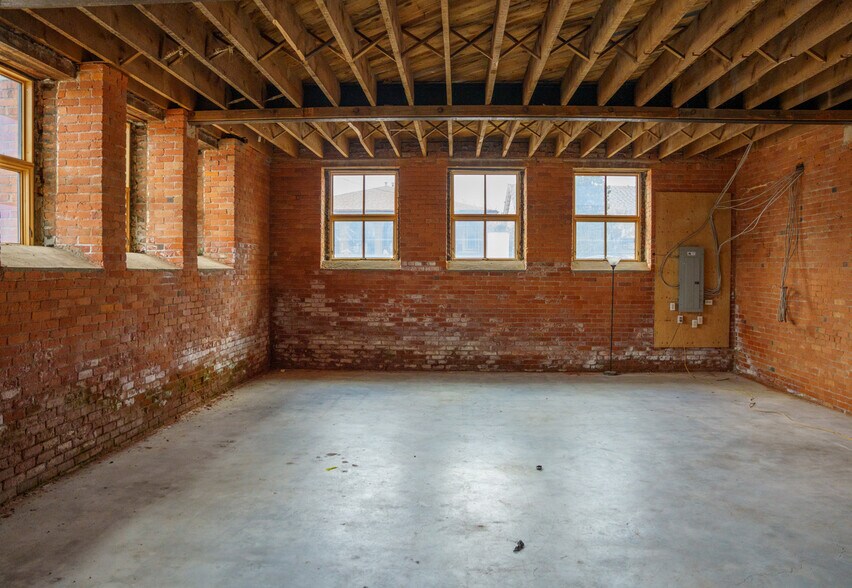 More Photos Of 601 Barton St E, Hamilton Schools For Sale
