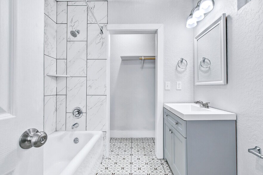More Photos Of 1020 W French Plz, San Antonio Apartments For Sale