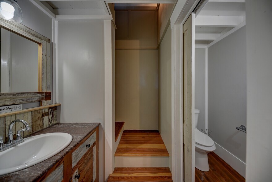 More Photos Of 103 N Main, Moulton Showroom For Sale