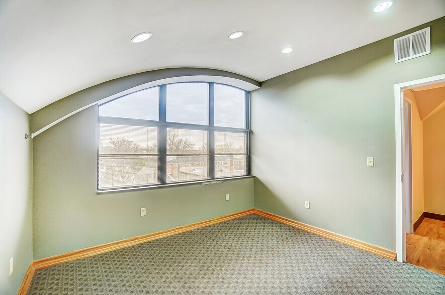 More Photos Of 916-920 W Market St, Lima Medical For Lease