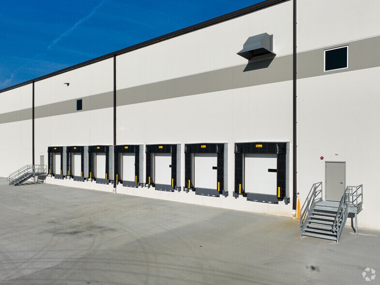 More Photos Of 400 Trey St, Jeffersonville Distribution For Lease