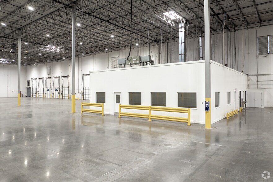 More Photos Of 4715 Mountain Creek Pky, Dallas Manufacturing For Lease