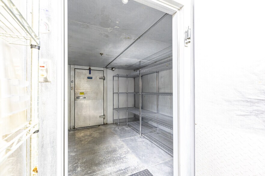 More Photos Of 3825 S Kinnickinnic Ave, Milwaukee Restaurant For Lease