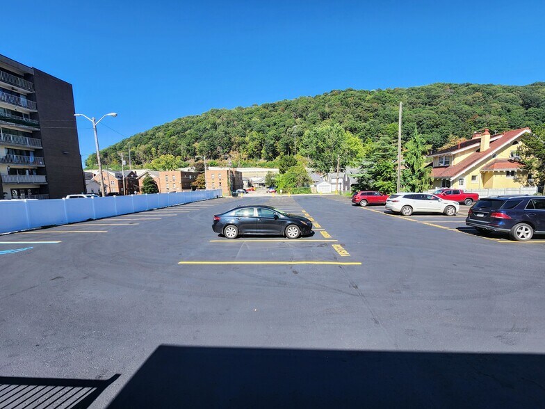 More Photos Of 2110 Kanawha Blvd E, Charleston Office For Lease