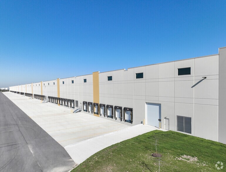 More Photos Of 5625 Enterprise Dr, McCordsville Industrial For Lease