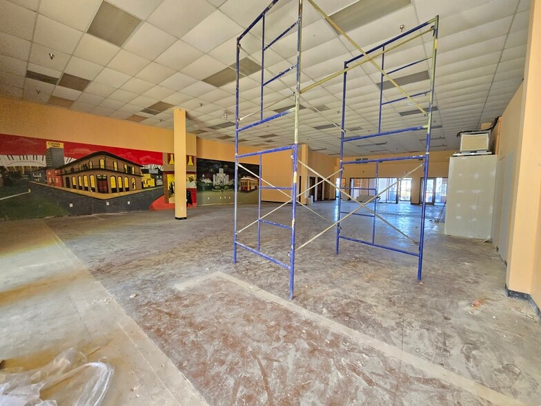 More Photos Of 4949 Bullard Ave, New Orleans Light Distribution For Sale