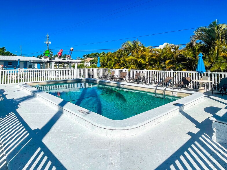 More Photos Of 14621 McGregor Blvd, Fort Myers Apartments For Sale