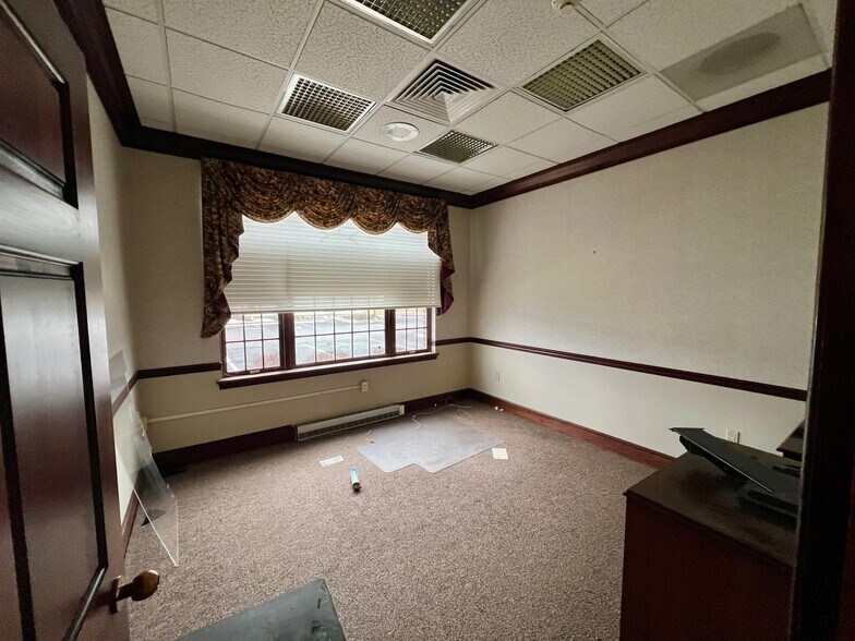 More Photos Of 565 Baltimore Pike, Avondale Bank For Lease