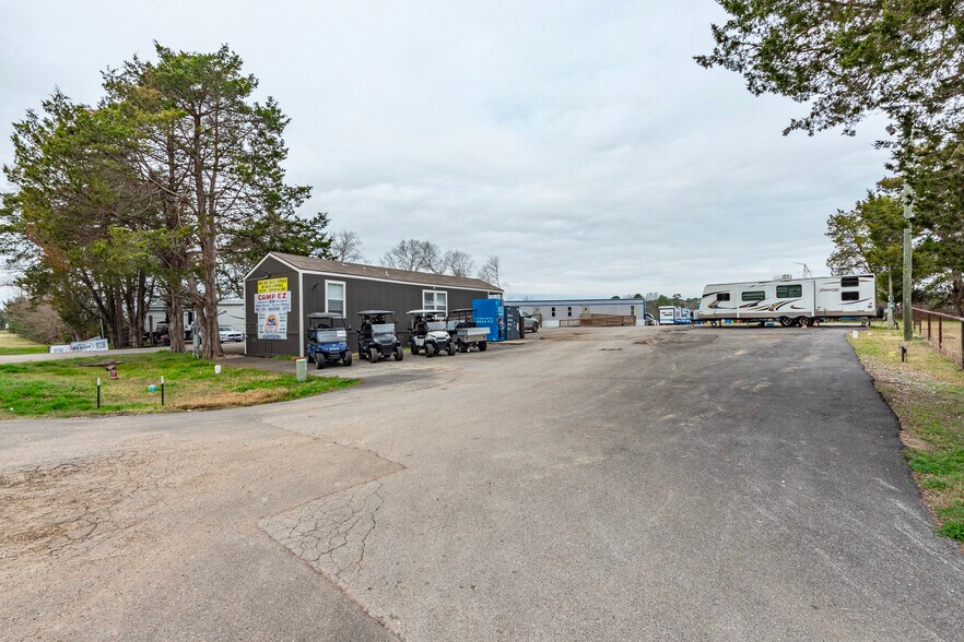 More Photos Of 11400 Thousand Trl, Willis Trailer Camper Park For Sale