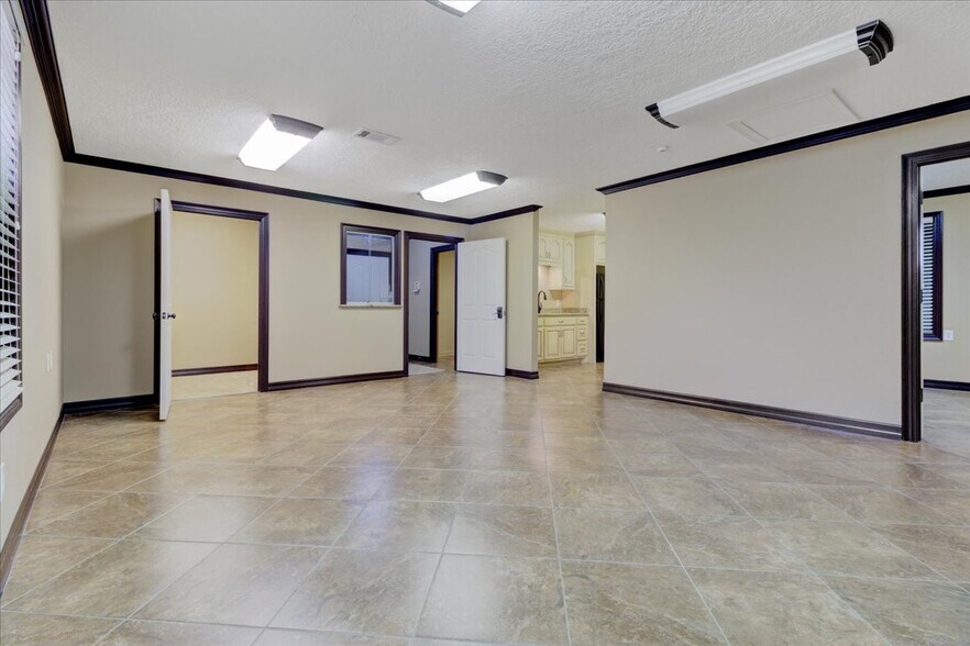 More Photos Of 21232 Ih 10, Vidor Warehouse For Lease
