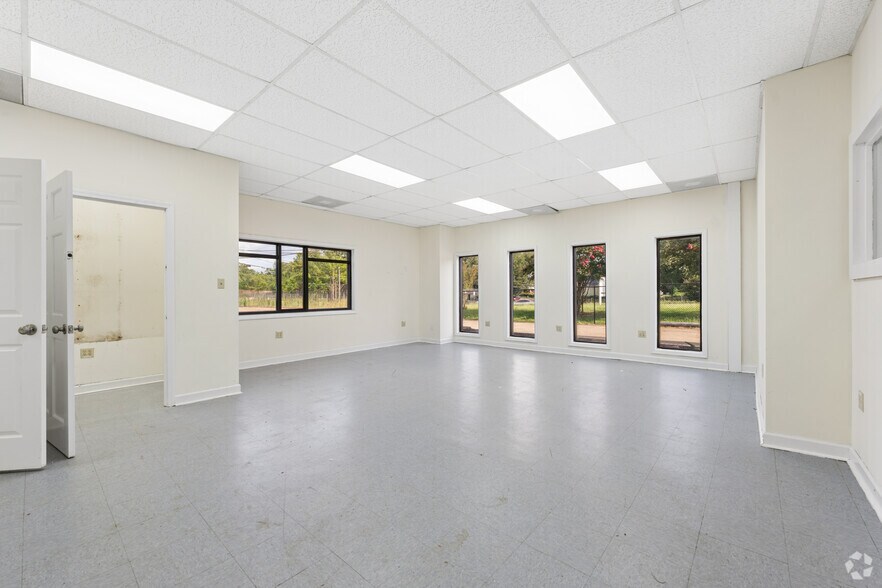 More Photos Of 1445 Cleveland Ave, East Point Showroom For Sale