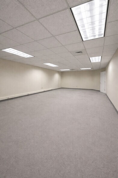 More Photos Of 100 W Guilford St, Thomasville Office For Lease