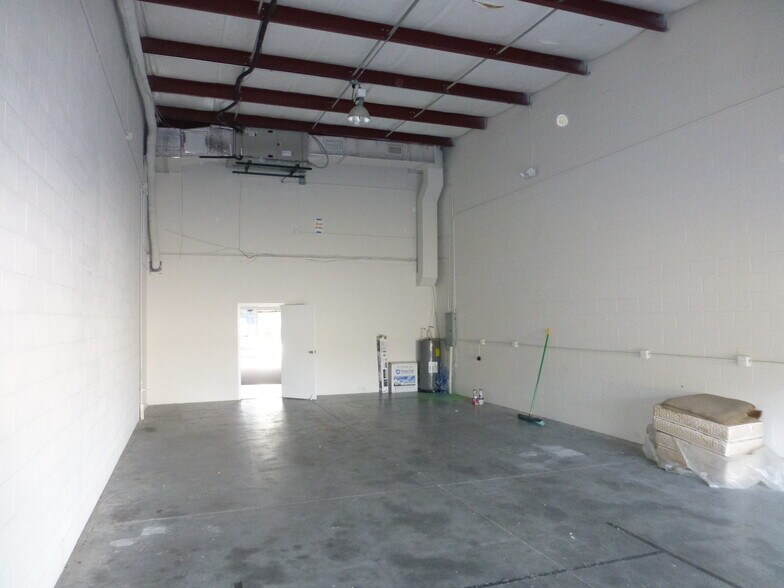 More Photos Of 1035 Collier Center Way, Naples Warehouse For Lease