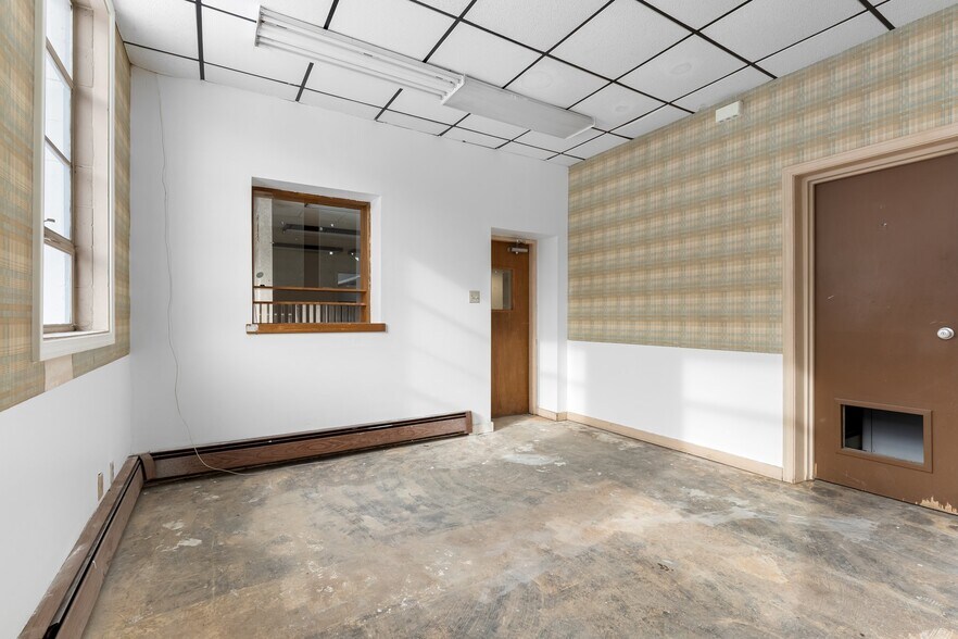 More Photos Of 76 Maple St, Manchester Office For Sale