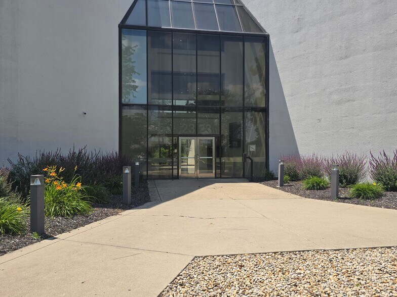 More Photos Of 2323 Lake Club Dr, Columbus Office For Lease