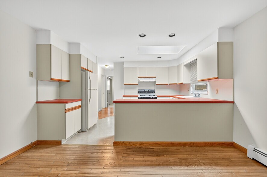 More Photos Of 202 Woodland Dr, Lincroft Veterinarian Kennel For Sale