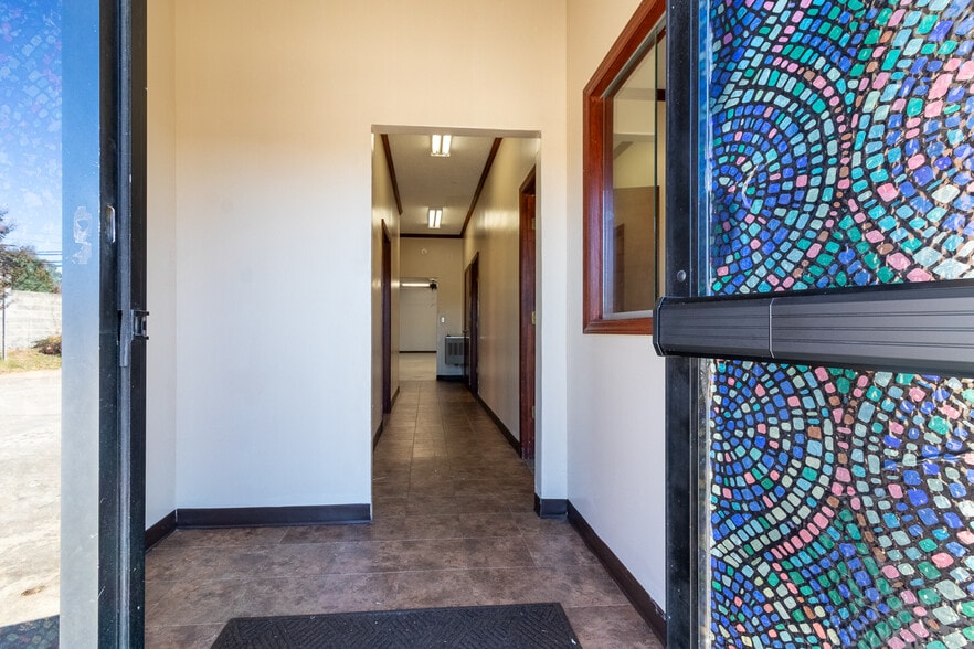 More Photos Of 2006 Maple Ave, Burlington Flex For Sale