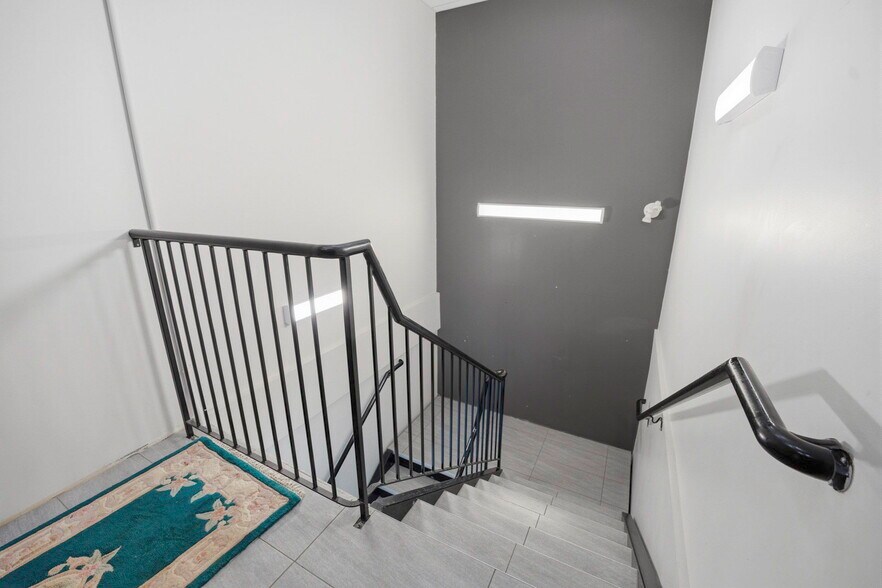 More Photos Of 15 Carlton Dr, St. Albert Flex For Sale