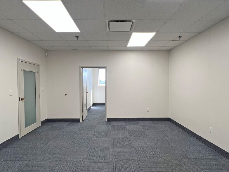 More Photos Of 2800-2860 W 21st St, Erie Office For Lease