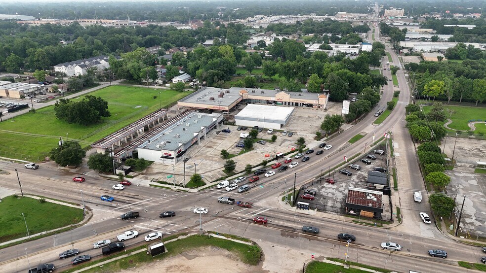 More Photos Of 239 W Tidwell Rd, Houston Storefront Retail Office For Lease
