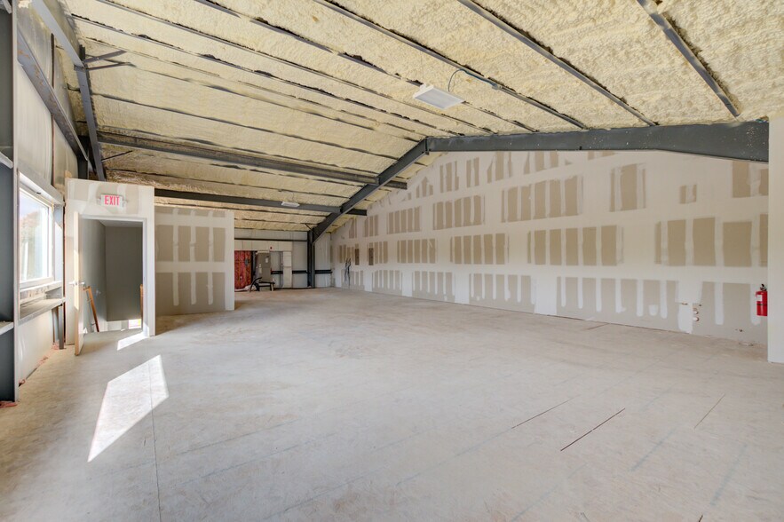 More Photos Of 1600 Dungan Ln, Austin Unknown For Lease