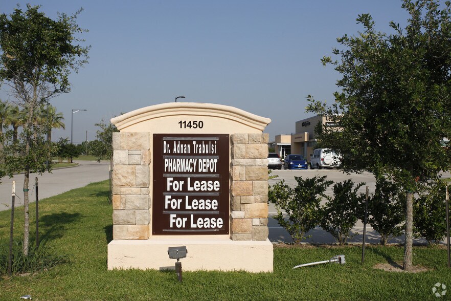 More Photos Of 11450 Space Center Blvd, Houston Medical For Lease