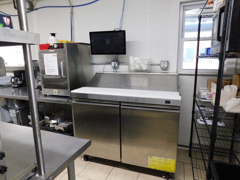 More Photos Of 606 N Jefferson St, Silver Lake General Retail For Sale