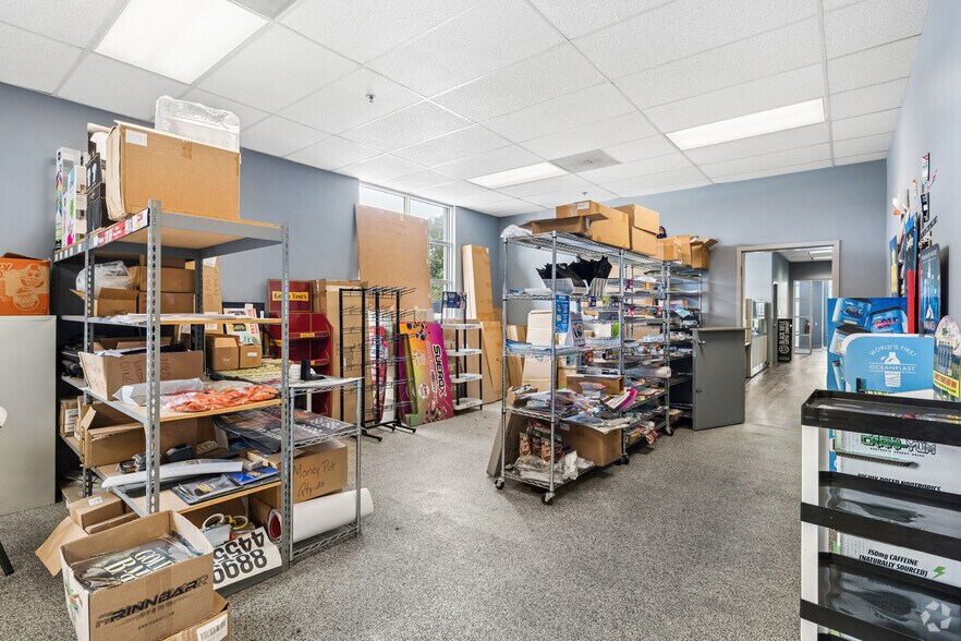 More Photos Of 6240 Abbott Dr, Omaha Distribution For Lease