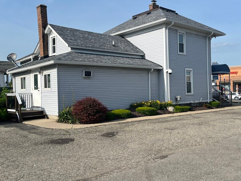 More Photos Of 334 S Broadway St, Orion Office For Sale