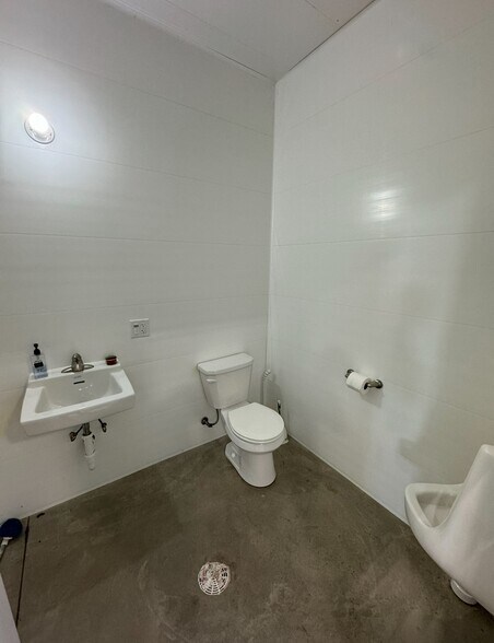 More Photos Of 2976 73rd St, Atkins Flex For Lease