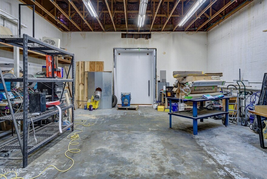 More Photos Of 331 W Walnut St, Johnson City Flex For Sale