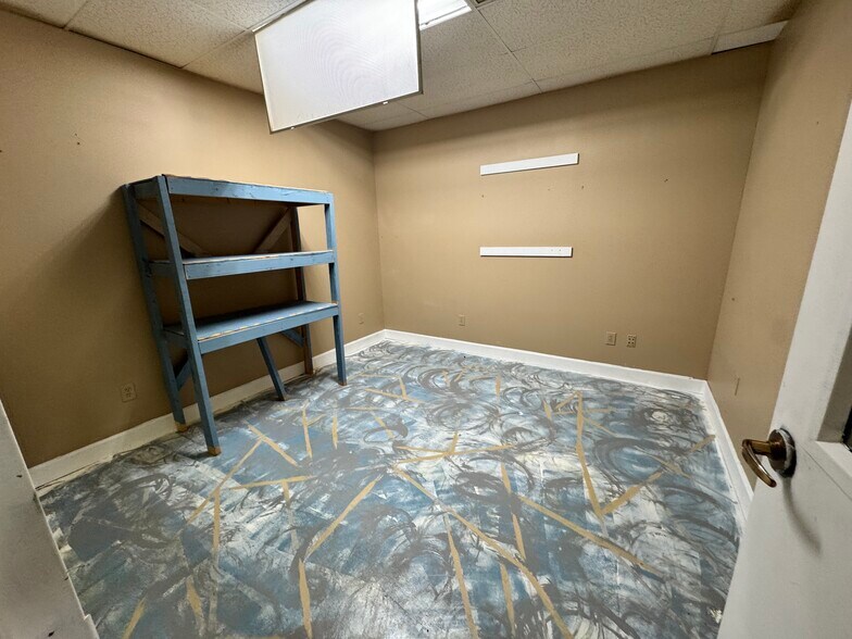 More Photos Of 421 N Gilmer Ave, Lanett General Retail For Sale