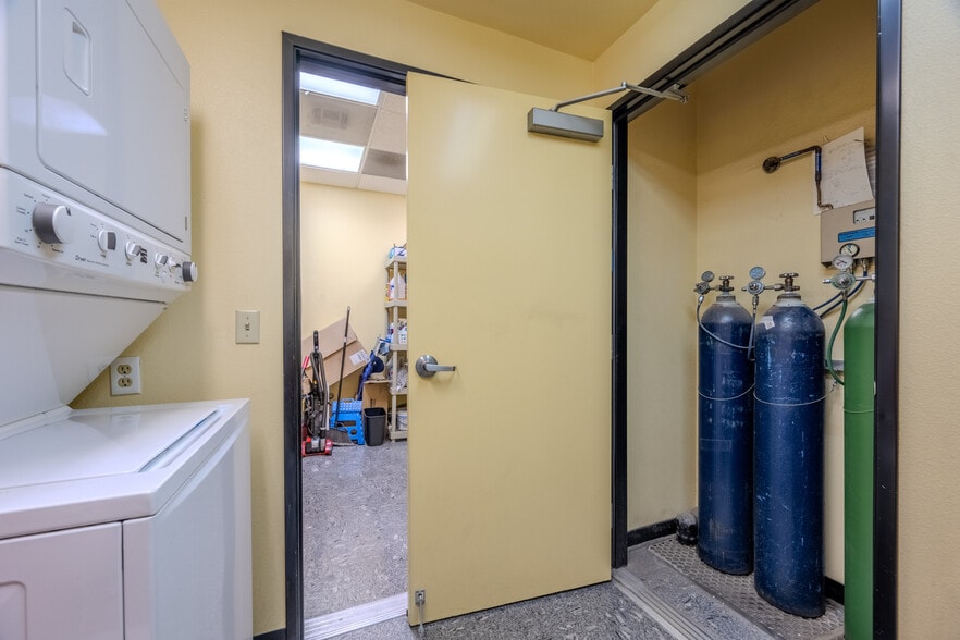 More Photos Of 1570 S Rainbow Blvd, Las Vegas Office For Lease