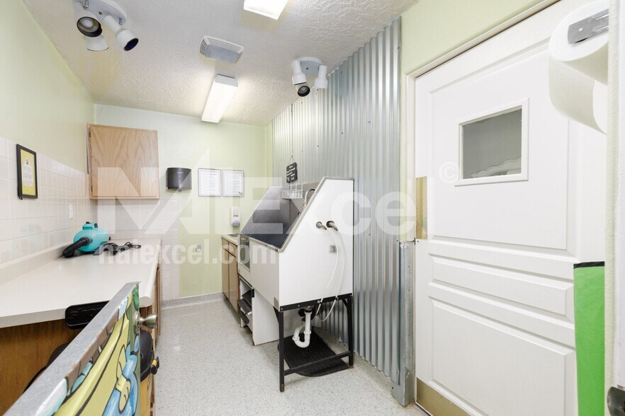 More Photos Of 1545 W State St, Hurricane Veterinarian Kennel For Sale