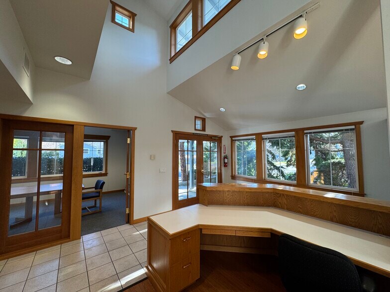 More Photos Of 301 W Blackburn Rd, Mount Vernon Office For Lease