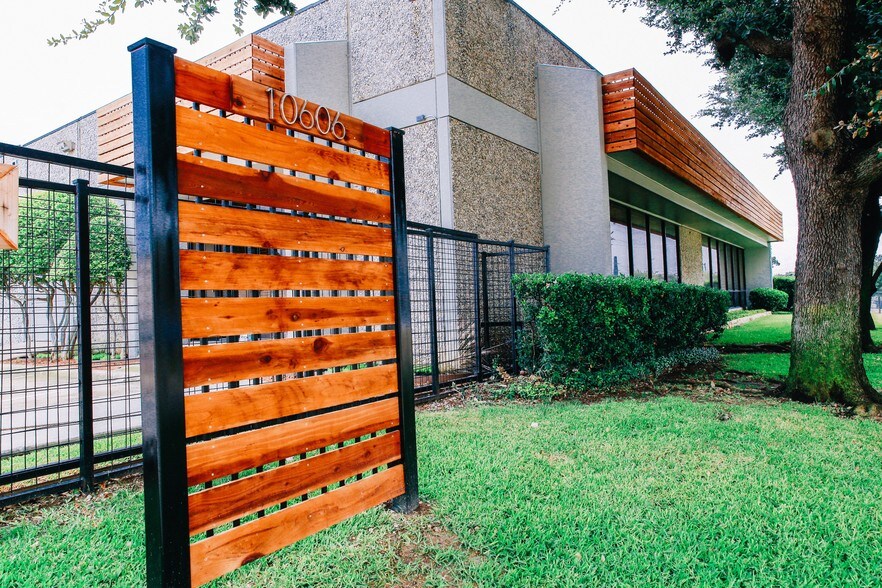 More Photos Of 10606 Shady Trl, Dallas Showroom For Sale