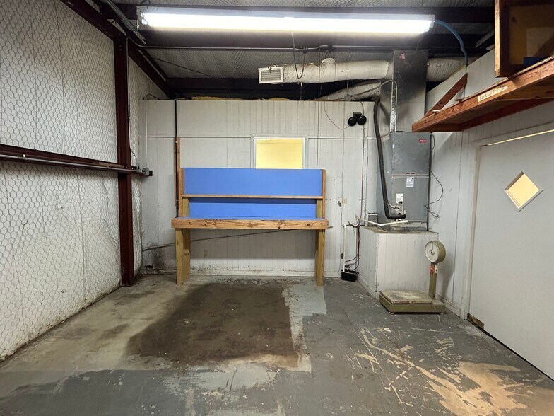 More Photos Of 5424 W Oak St, Palestine Showroom For Lease