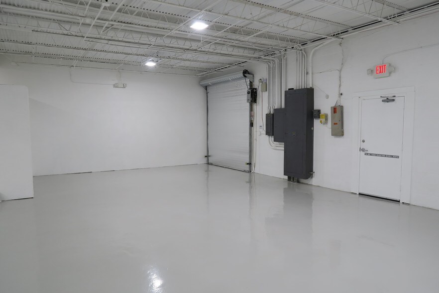 More Photos Of 6115 Skyline Dr, Houston Warehouse For Lease