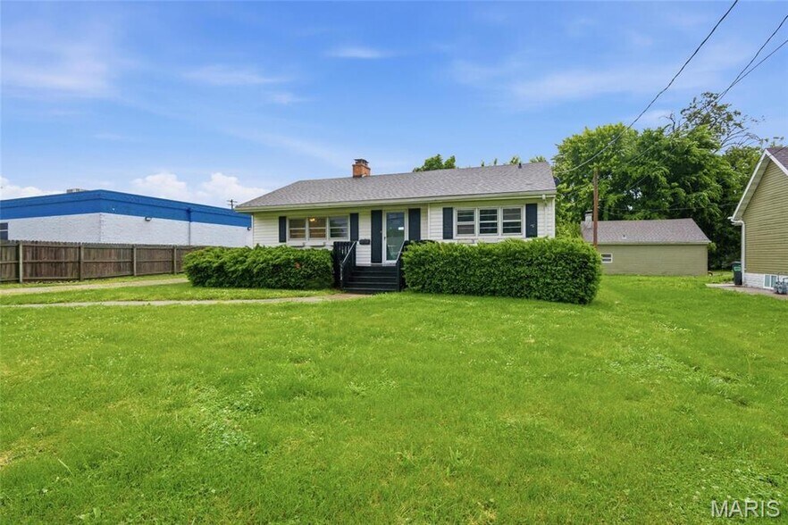 More Photos Of 5912 N Belt W, Belleville Flex For Sale