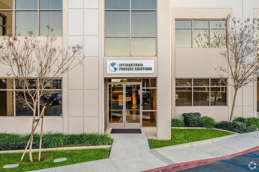 More Photos Of 58 Tesla, Irvine Flex For Lease