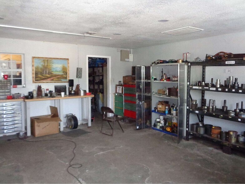 More Photos Of 16911 Pickering Rd, Conroe Warehouse For Sale