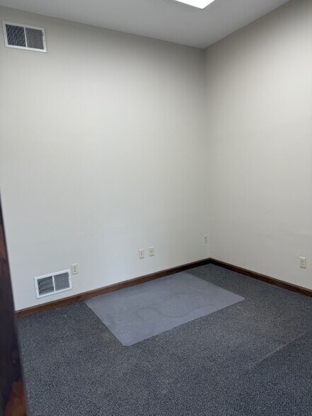 More Photos Of 21 Mohawk Trl, Greenfield Unknown For Lease